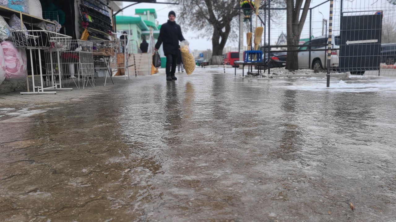 Из-за дождя и минусовой температуры коммунальщики вынуждены повторно обрабатывать улицы и тротуары Из-за дождя и минусовой температуры коммунальщики вынуждены повторно обрабатывать улицы и тротуары