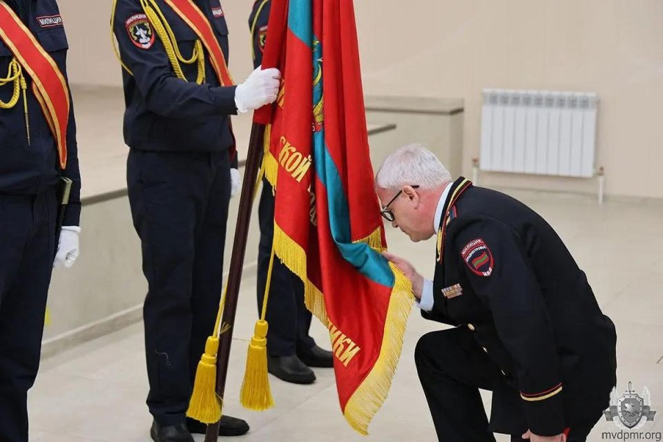 Заместитель председателя Правительства Виталий Нягу сегодня простился со знаменем МВД