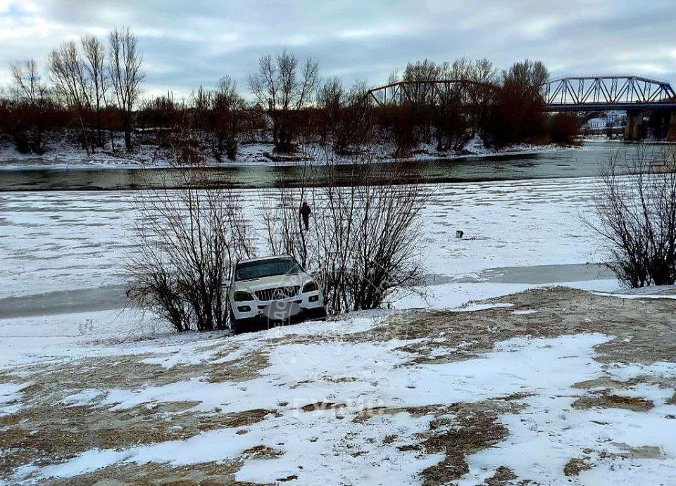 На видео бендерские спасатели тянут Мерседес из Днестра в районе городского пляжа На видео бендерские спасатели тянут Мерседес из Днестра в районе городского пляжа