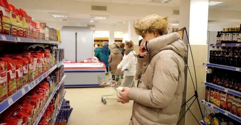 Молодой волонтёр завис со списком продуктов от бабушек прямо в магазине