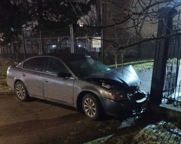 Очевидцы говорят, водитель вышел из машины и убежал