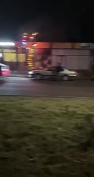 Машина влетела в забор Дворца республики со стороны Свердлова