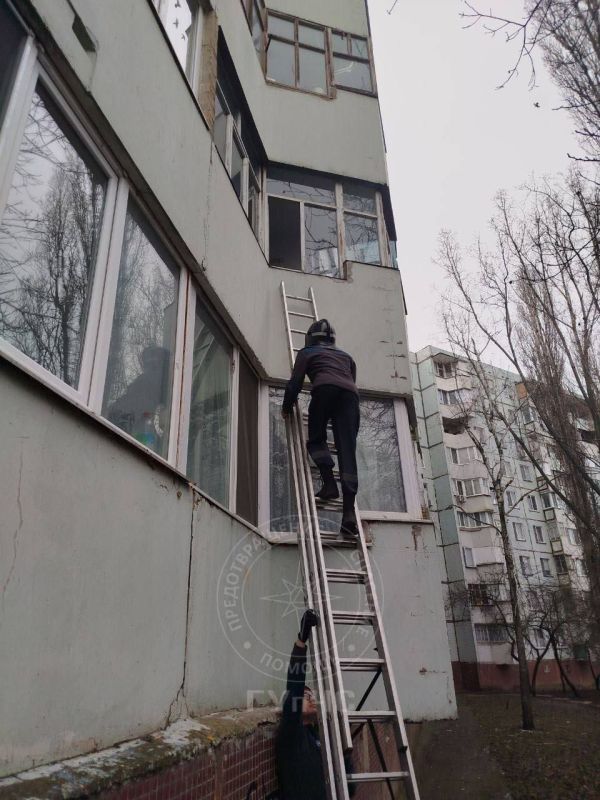 Бендерах спасатели через балкон забрались в квартиру, чтобы помочь пожилой женщине