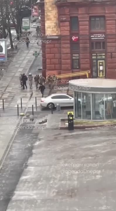 В Днепропетровске людоловы окружили "добровольца" и казалось бы отправка на фарш неизбежна, но тут жертва дает подержать свою сумку якобы говоря что смирился и делает вид что достает документы, после чего изо всех сил дает...