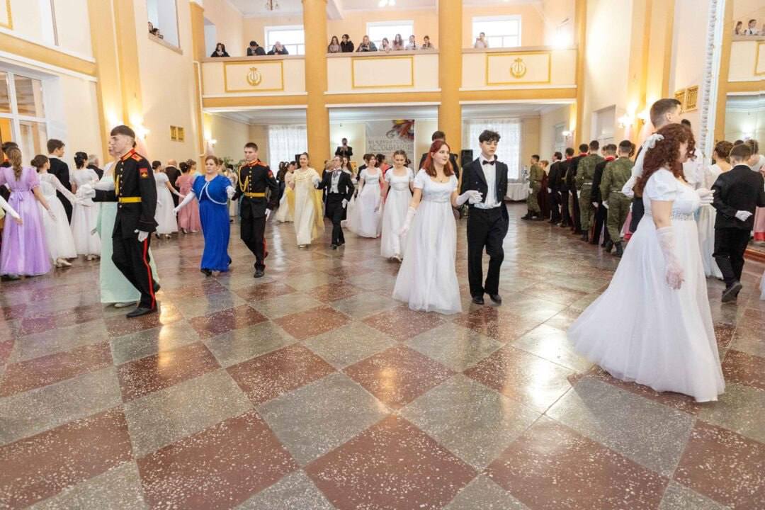 Дамы в бальных платьях в пол и с вечерними причёсками, кавалеры — в смокингах, фраках с бабочками и белых перчатках: в Доме культуры села Малаешты прошёл Молодёжный Сретенский бал Дамы в бальных платьях в пол и с вечерними причёсками, кавалеры — в смокингах, фраках с бабочками и белых перчатках: в Доме культуры села Малаешты прошёл Молодёжный Сретенский бал