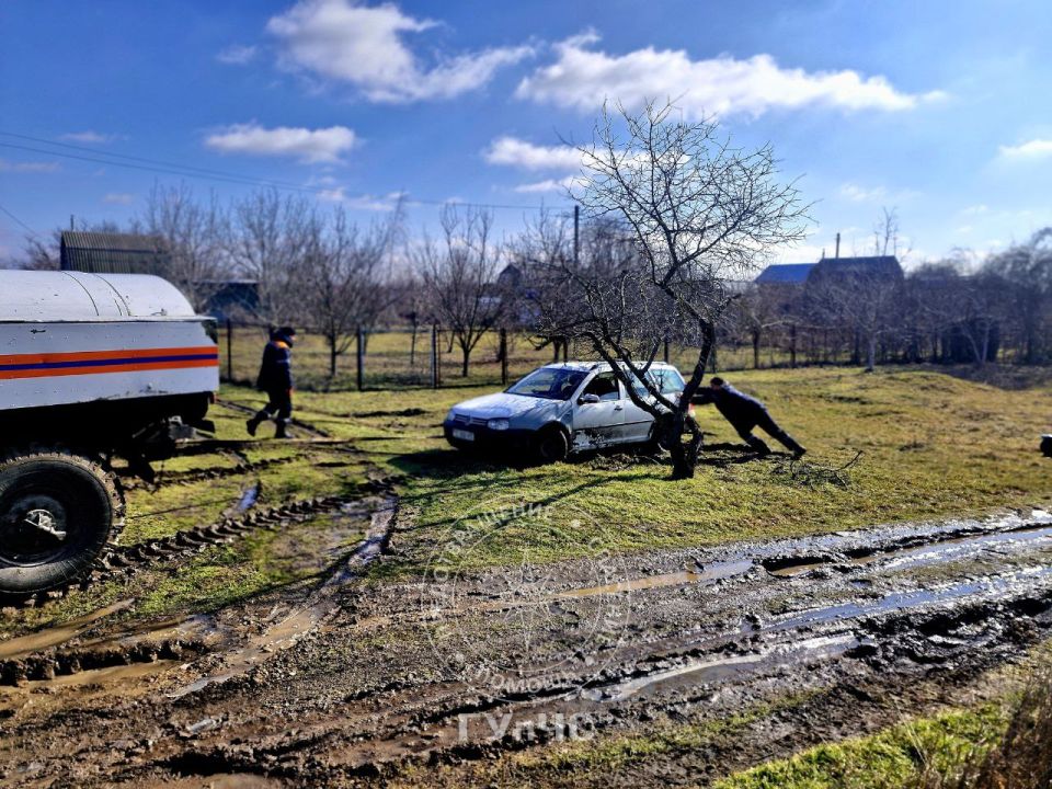 Машины продолжают буксовать