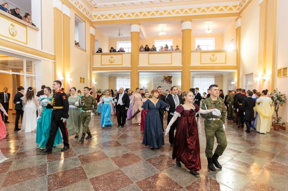 СУВОРОВЦЫ И КУРСАНТЫ ВОЕННОГО ИНСТИТУТА – УЧАСТНИКИ «СРЕТЕНСКОГО БАЛА» СУВОРОВЦЫ И КУРСАНТЫ ВОЕННОГО ИНСТИТУТА – УЧАСТНИКИ «СРЕТЕНСКОГО БАЛА»