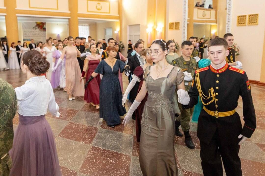 Дамы в бальных платьях в пол и с вечерними причёсками, кавалеры — в смокингах, фраках с бабочками и белых перчатках: в Доме культуры села Малаешты прошёл Молодёжный Сретенский бал Дамы в бальных платьях в пол и с вечерними причёсками, кавалеры — в смокингах, фраках с бабочками и белых перчатках: в Доме культуры села Малаешты прошёл Молодёжный Сретенский бал