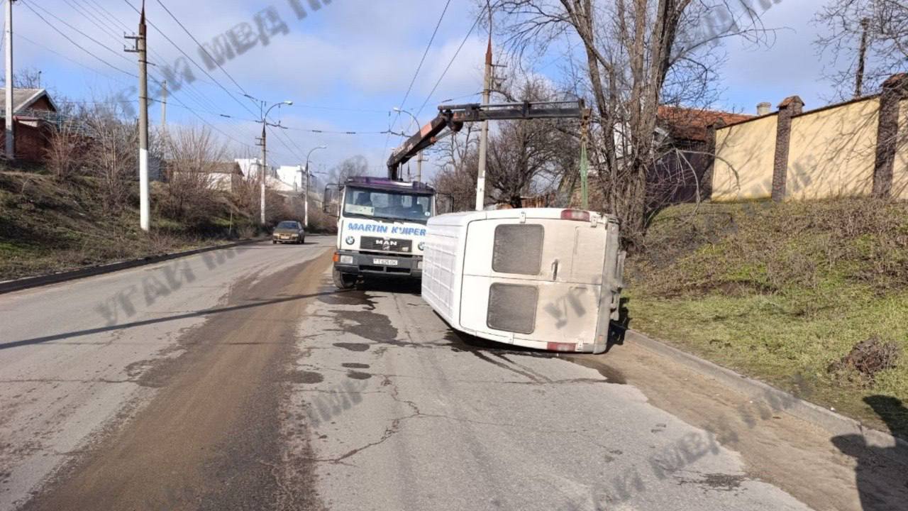 В Тирасполе микроавтобус перевернулся на бок В Тирасполе микроавтобус перевернулся на бок
