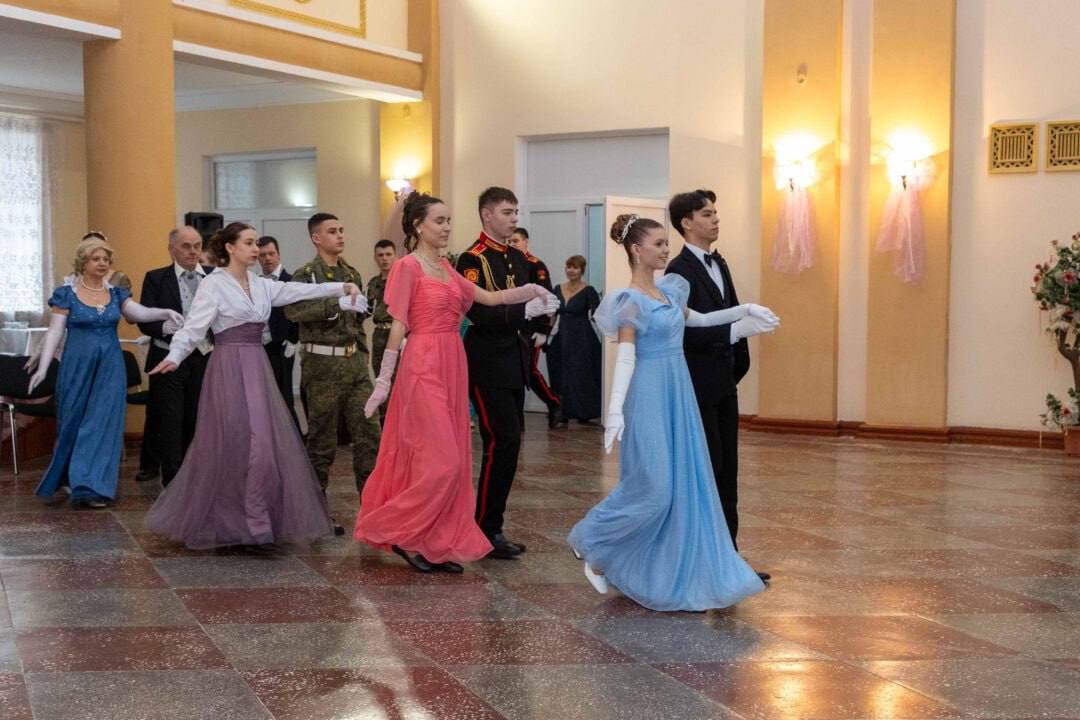 Дамы в бальных платьях в пол и с вечерними причёсками, кавалеры — в смокингах, фраках с бабочками и белых перчатках: в Доме культуры села Малаешты прошёл Молодёжный Сретенский бал Дамы в бальных платьях в пол и с вечерними причёсками, кавалеры — в смокингах, фраках с бабочками и белых перчатках: в Доме культуры села Малаешты прошёл Молодёжный Сретенский бал