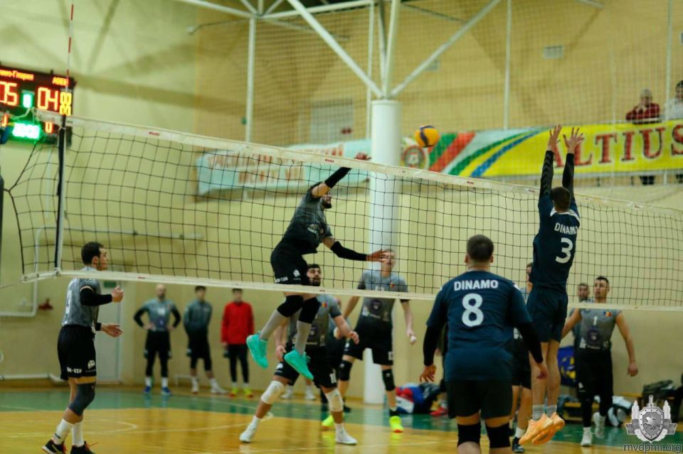 Упорная борьба с лидерами чемпионата Молдавии по волейболу Упорная борьба с лидерами чемпионата Молдавии по волейболу