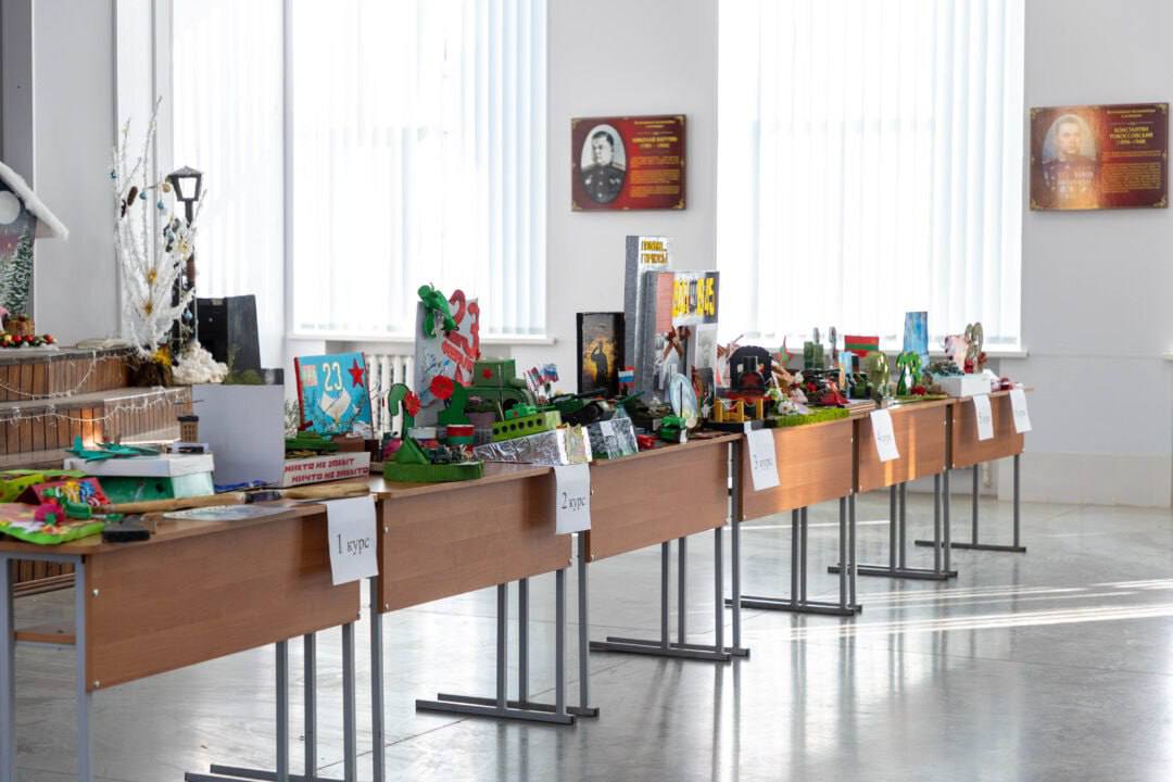 Из пенопласта, картонных коробок, ниток, старых игрушек и даже макарон — в Тираспольском Суворовском училище к 23 февраля открылась масштабная выставка творческих работ суворовцев Из пенопласта, картонных коробок, ниток, старых игрушек и даже макарон — в Тираспольском Суворовском училище к 23 февраля открылась масштабная выставка творческих работ суворовцев