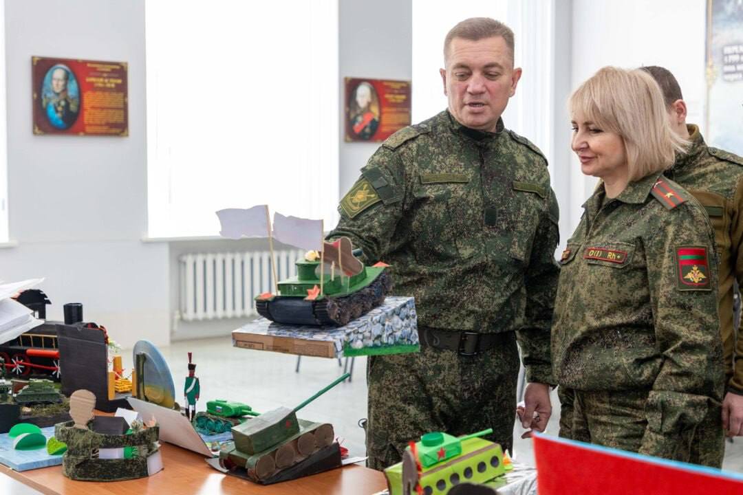 Из пенопласта, картонных коробок, ниток, старых игрушек и даже макарон — в Тираспольском Суворовском училище к 23 февраля открылась масштабная выставка творческих работ суворовцев Из пенопласта, картонных коробок, ниток, старых игрушек и даже макарон — в Тираспольском Суворовском училище к 23 февраля открылась масштабная выставка творческих работ суворовцев