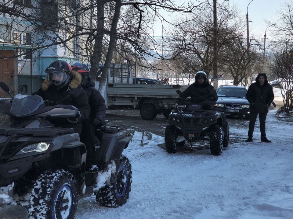 Накануне в Бендерах депутаты помогли расчистить улицы и тротуары Накануне в Бендерах депутаты помогли расчистить улицы и тротуары