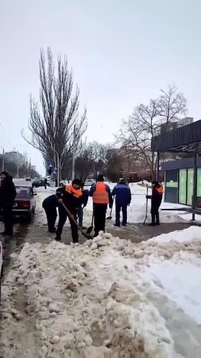 Работники Тираспольского троллейбусного управления вышли расчищать остановки