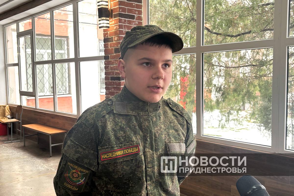 Советская винтовка Мосина, немецкий пистолет-пулемёт MP-40, пистолет Макарова и револьвер Наган - в фойе училища Олимпийского резерва организовали выставку оружия разных периодов истории Советская винтовка Мосина, немецкий пистолет-пулемёт MP-40, пистолет Макарова и револьвер Наган - в фойе училища Олимпийского резерва организовали выставку оружия разных периодов истории