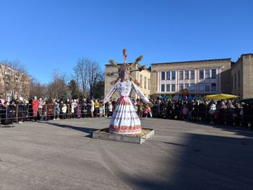 А вот и главная "виновница" торжества! Все в предвкушении