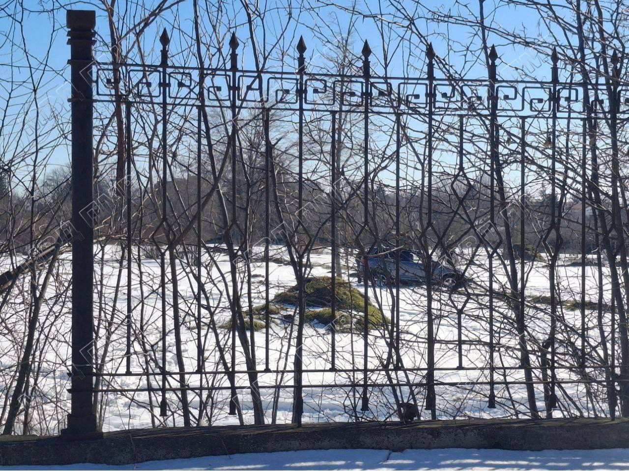 Протаранил забор дендропарка в Тирасполе Протаранил забор дендропарка в Тирасполе