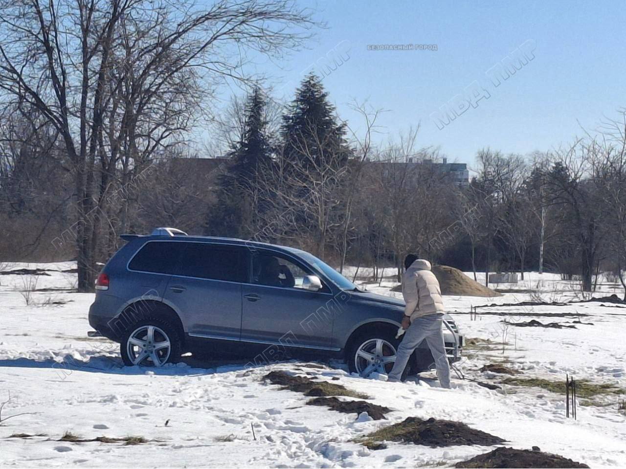 В Тирасполе водитель протаранил забор дендропарка В Тирасполе водитель протаранил забор дендропарка