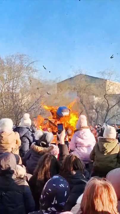 В столице сжигают чучело Масленицы