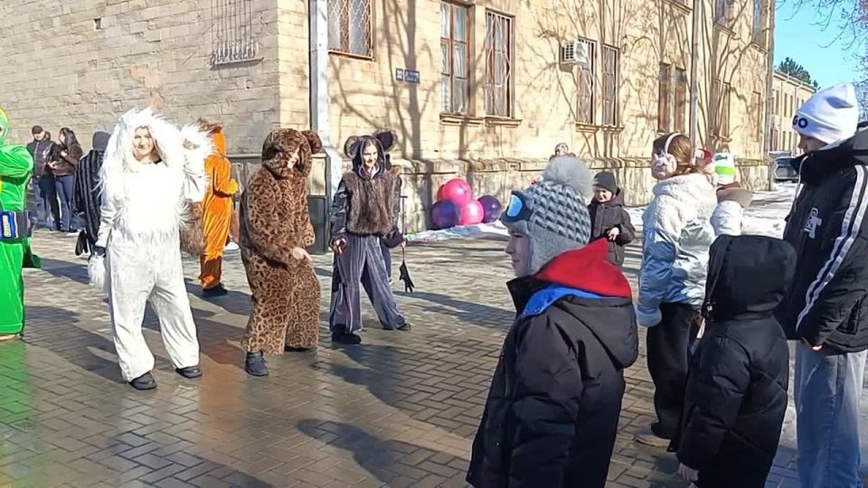 Яркие творческие номера со сцены, артисты в ярких одеждах, силачи цирка "Юность", весёлые игры от ДДЮТ