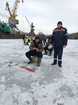 А тем временем в районе насосной станции у села Ержово, любители зимней рыбалки на льду Днестра продолжают проводить свой досуг