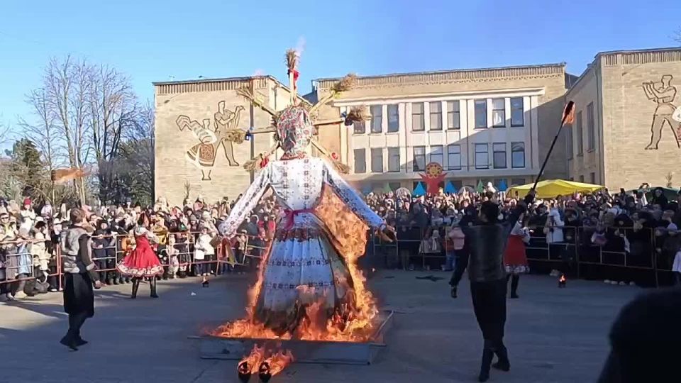 В Бендерах сжигают чучело Масленицы