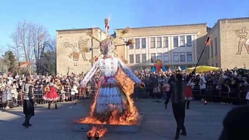 В Бендерах сжигают чучело Масленицы