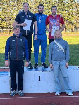 Копьеметатель Николай Орлов (на фото - в центре) одержал победу на Всероссийских соревнованиях, проходивших в Адлере