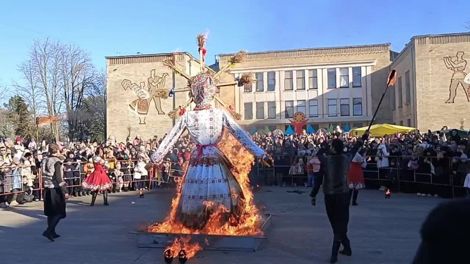 В Бендерах зиму провожали на площади у Дворца культуры имени Павла Ткаченко