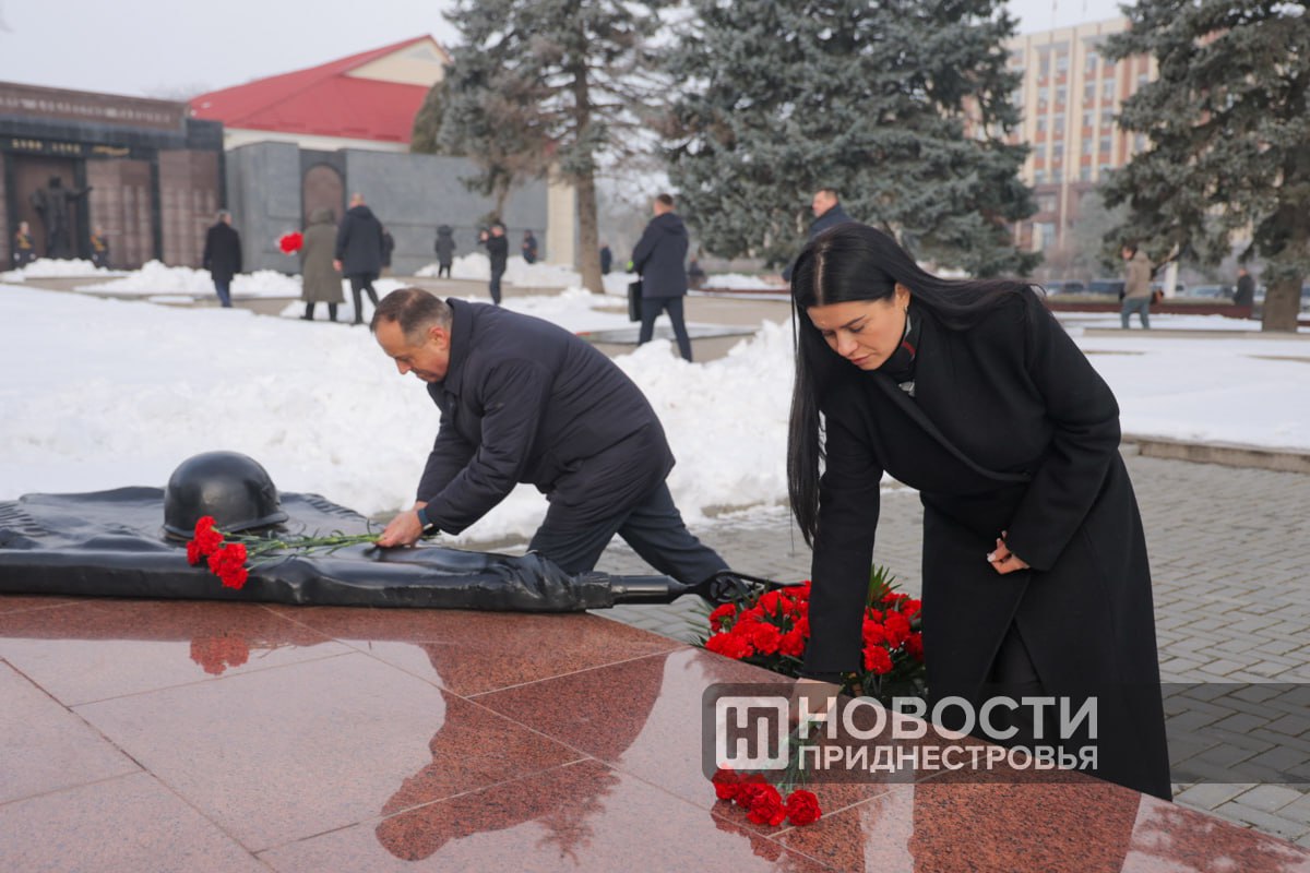 Президент Вадим Красносельский принял участие в церемонии возложения цветов к могилам защитников Отечества на столичном Мемориале Славы Президент Вадим Красносельский принял участие в церемонии возложения цветов к могилам защитников Отечества на столичном Мемориале Славы
