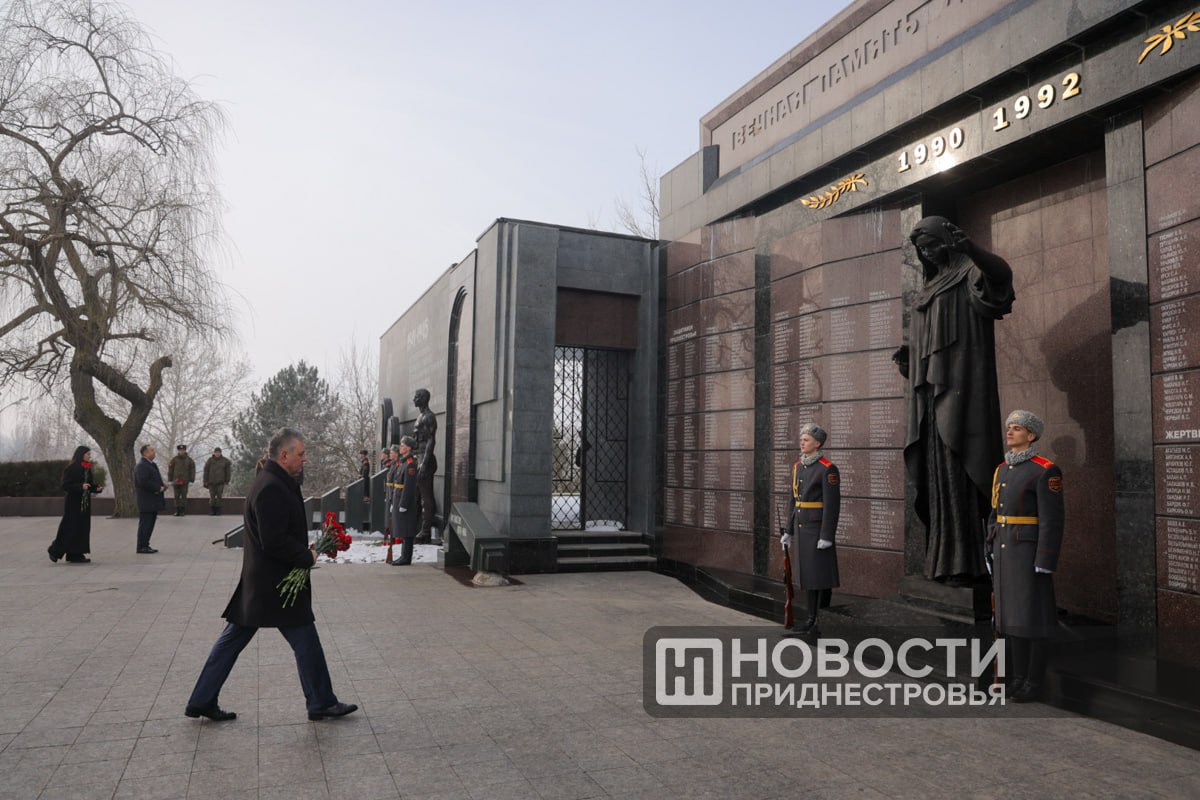 Президент Вадим Красносельский принял участие в церемонии возложения цветов к могилам защитников Отечества на столичном Мемориале Славы Президент Вадим Красносельский принял участие в церемонии возложения цветов к могилам защитников Отечества на столичном Мемориале Славы