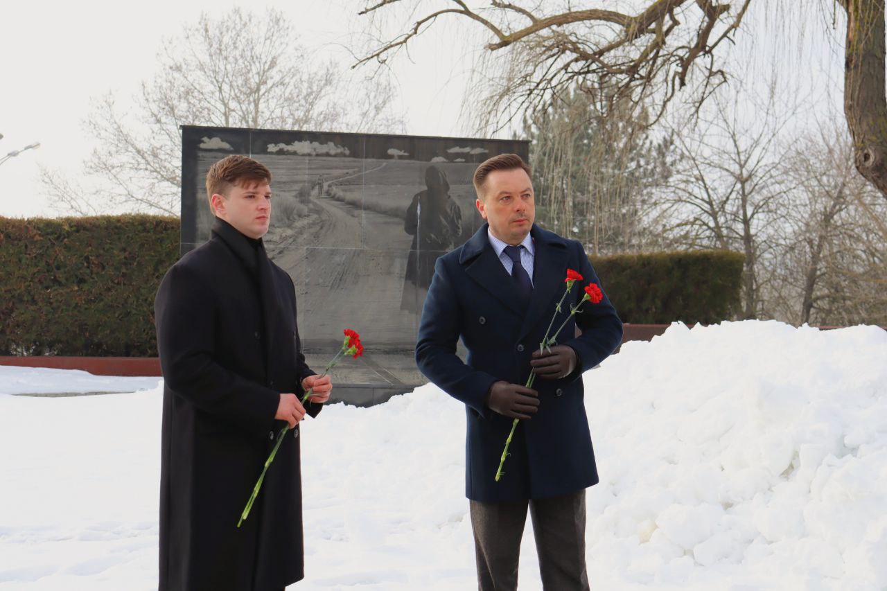В возложении цветов к Вечному огню, памятным плитам и монументам погибшим воинам приняли участие заместитель главы госадминистрации по экономическому развитию и предпринимательству Андрей Челенгир и председатель... В возложении цветов к Вечному огню, памятным плитам и монументам погибшим воинам приняли участие заместитель главы госадминистрации по экономическому развитию и предпринимательству Андрей Челенгир и председатель...