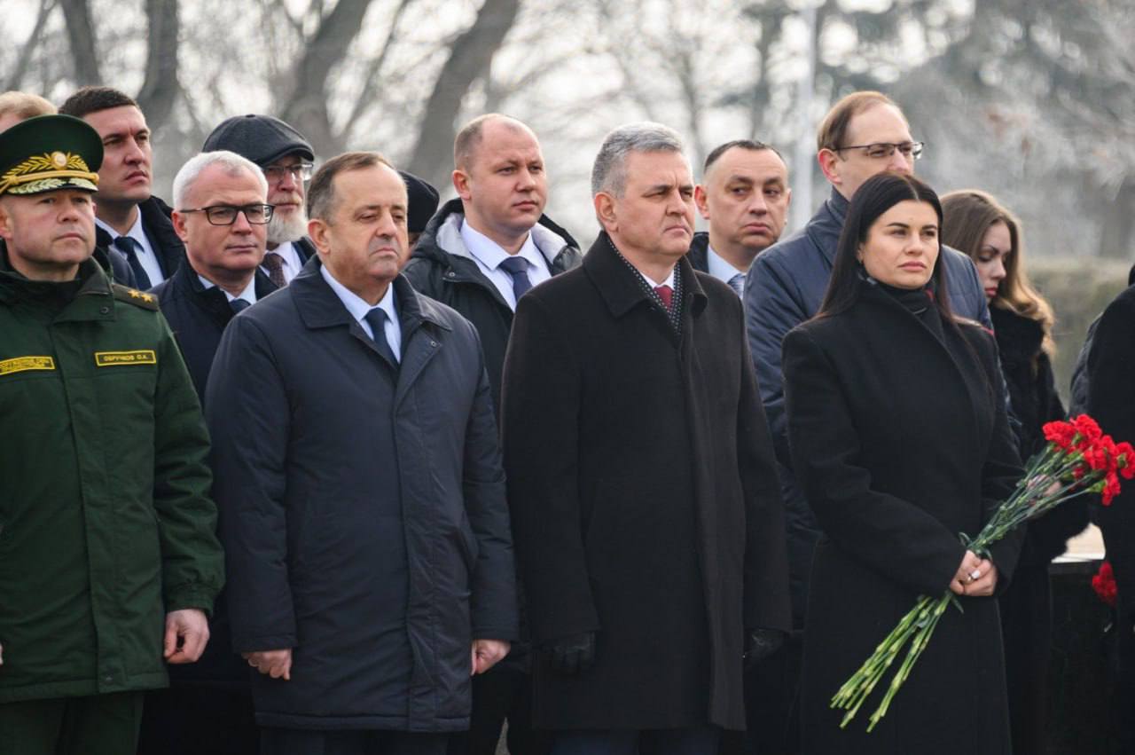 Событие дня. Церемония возложения цветов к Вечному огню, могильным плитам и постаментам памятников на столичном Мемориале Славы Событие дня. Церемония возложения цветов к Вечному огню, могильным плитам и постаментам памятников на столичном Мемориале Славы