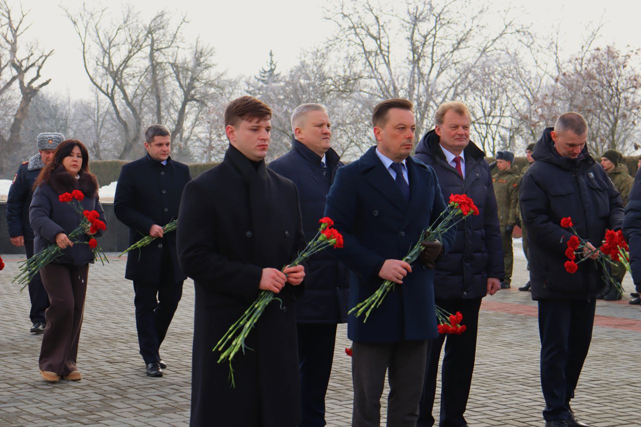 В возложении цветов к Вечному огню, памятным плитам и монументам погибшим воинам приняли участие заместитель главы госадминистрации по экономическому развитию и предпринимательству Андрей Челенгир и председатель... В возложении цветов к Вечному огню, памятным плитам и монументам погибшим воинам приняли участие заместитель главы госадминистрации по экономическому развитию и предпринимательству Андрей Челенгир и председатель...