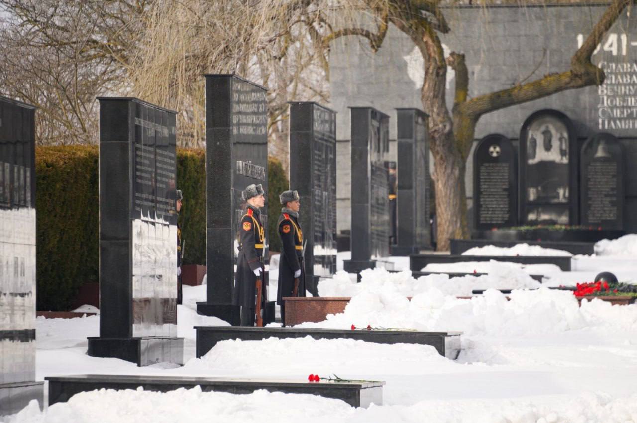 Событие дня. Церемония возложения цветов к Вечному огню, могильным плитам и постаментам памятников на столичном Мемориале Славы Событие дня. Церемония возложения цветов к Вечному огню, могильным плитам и постаментам памятников на столичном Мемориале Славы