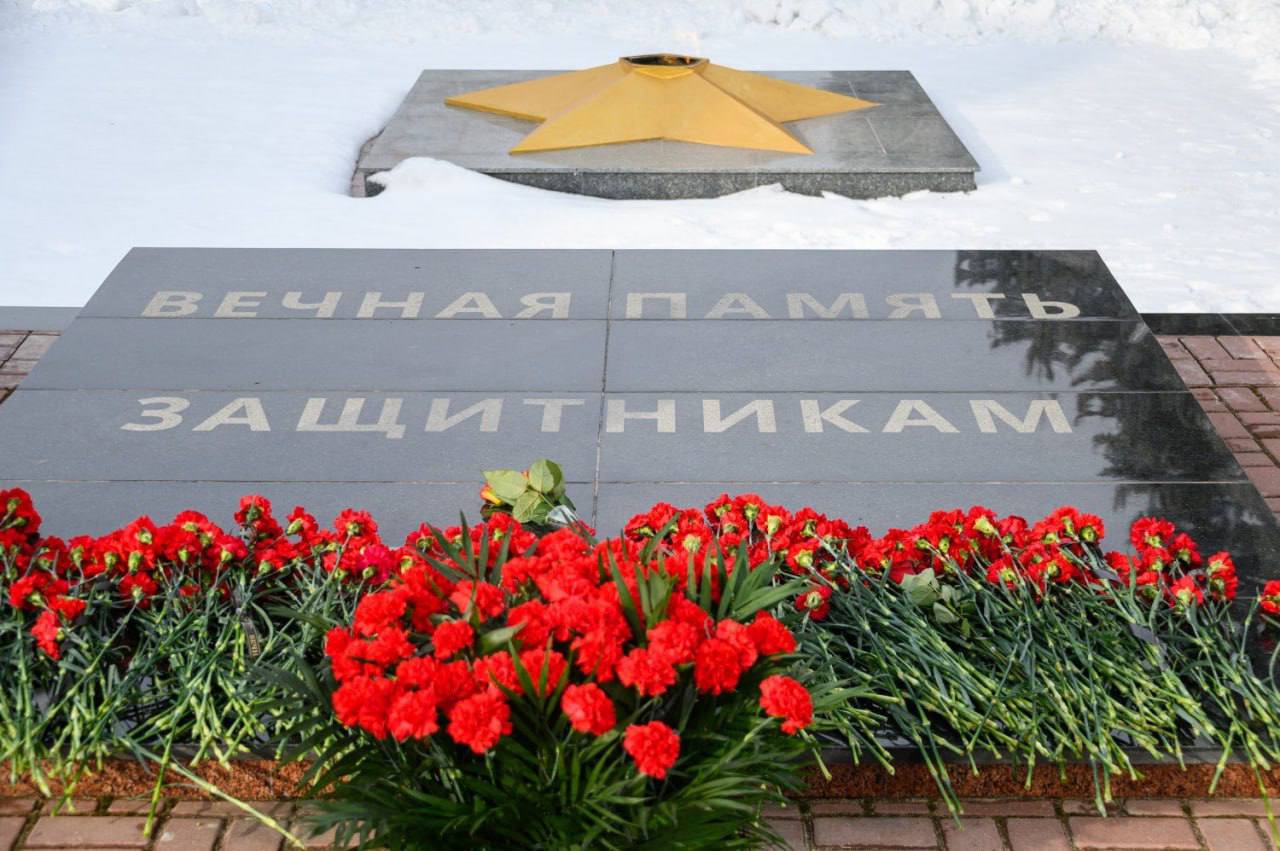 Событие дня. Церемония возложения цветов к Вечному огню, могильным плитам и постаментам памятников на столичном Мемориале Славы Событие дня. Церемония возложения цветов к Вечному огню, могильным плитам и постаментам памятников на столичном Мемориале Славы