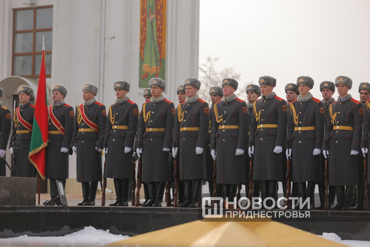 Президент Вадим Красносельский принял участие в церемонии возложения цветов к могилам защитников Отечества на столичном Мемориале Славы Президент Вадим Красносельский принял участие в церемонии возложения цветов к могилам защитников Отечества на столичном Мемориале Славы