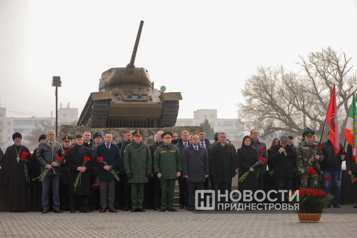 Президент Вадим Красносельский принял участие в церемонии возложения цветов к могилам защитников Отечества на столичном Мемориале Славы Президент Вадим Красносельский принял участие в церемонии возложения цветов к могилам защитников Отечества на столичном Мемориале Славы