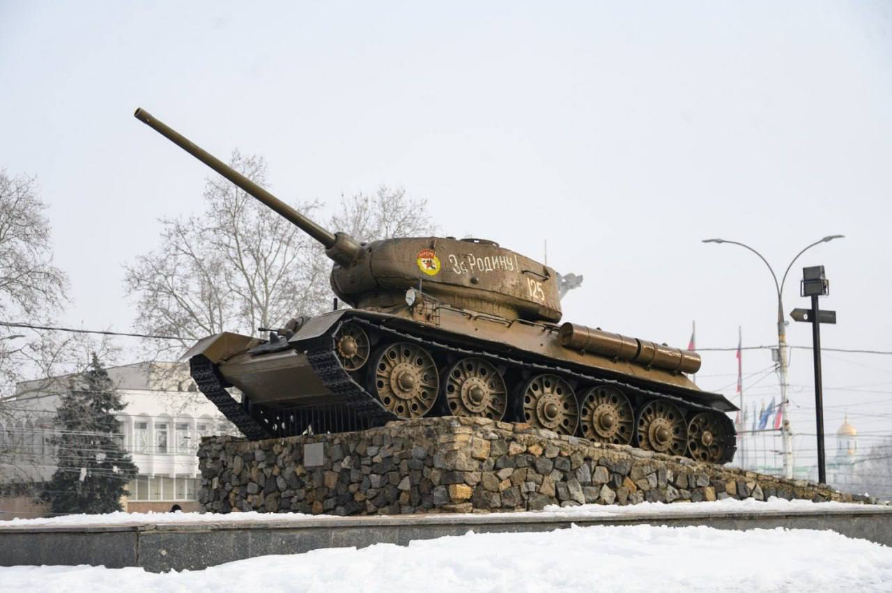 Событие дня. Церемония возложения цветов к Вечному огню, могильным плитам и постаментам памятников на столичном Мемориале Славы