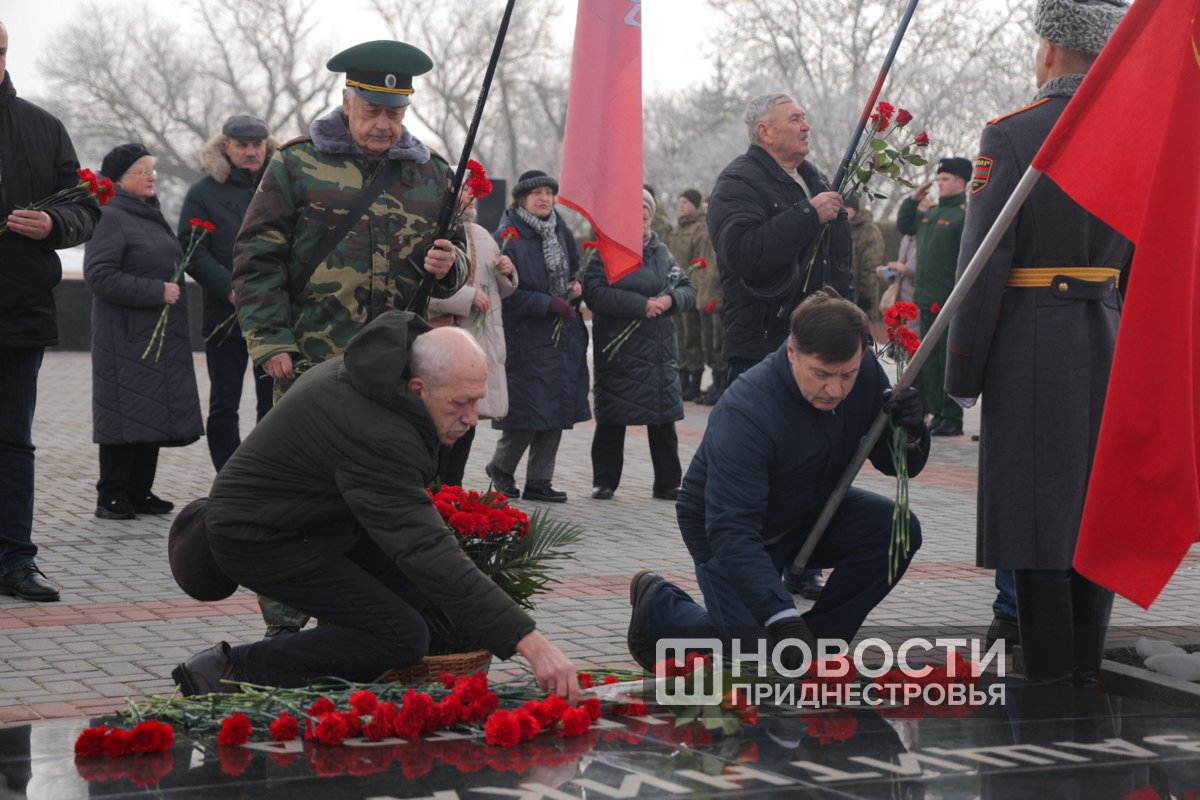 Президент Вадим Красносельский принял участие в церемонии возложения цветов к могилам защитников Отечества на столичном Мемориале Славы Президент Вадим Красносельский принял участие в церемонии возложения цветов к могилам защитников Отечества на столичном Мемориале Славы