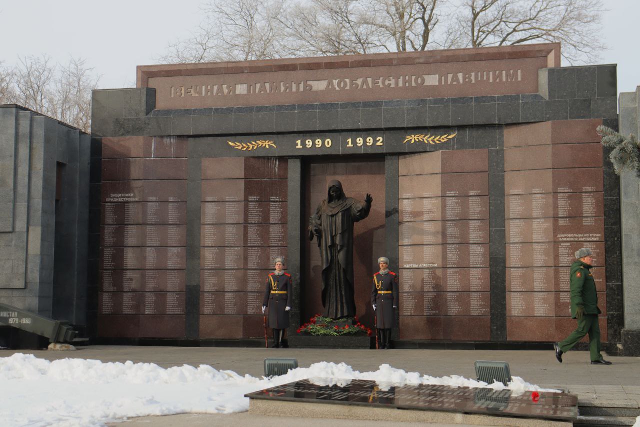 В возложении цветов к Вечному огню, памятным плитам и монументам погибшим воинам приняли участие заместитель главы госадминистрации по экономическому развитию и предпринимательству Андрей Челенгир и председатель... В возложении цветов к Вечному огню, памятным плитам и монументам погибшим воинам приняли участие заместитель главы госадминистрации по экономическому развитию и предпринимательству Андрей Челенгир и председатель...