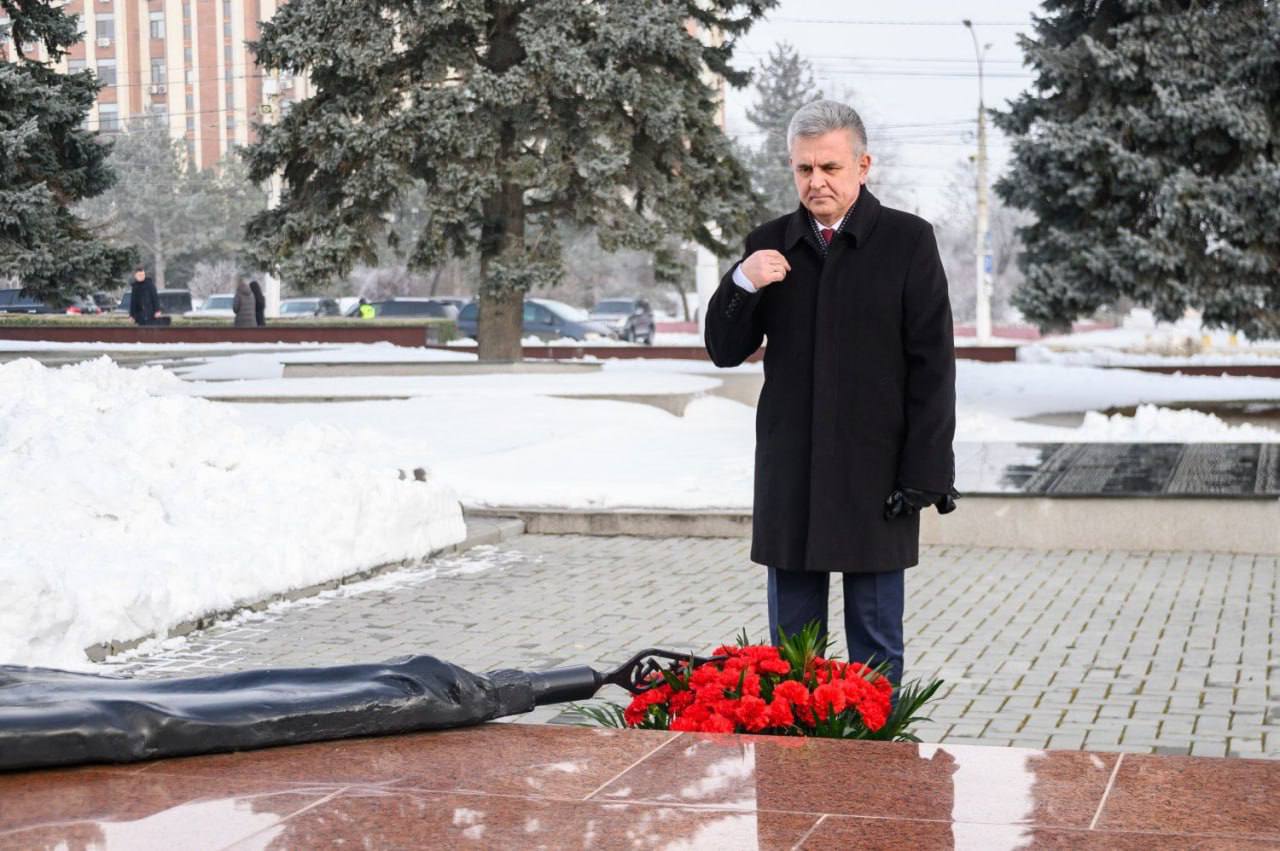 Событие дня. Церемония возложения цветов к Вечному огню, могильным плитам и постаментам памятников на столичном Мемориале Славы Событие дня. Церемония возложения цветов к Вечному огню, могильным плитам и постаментам памятников на столичном Мемориале Славы