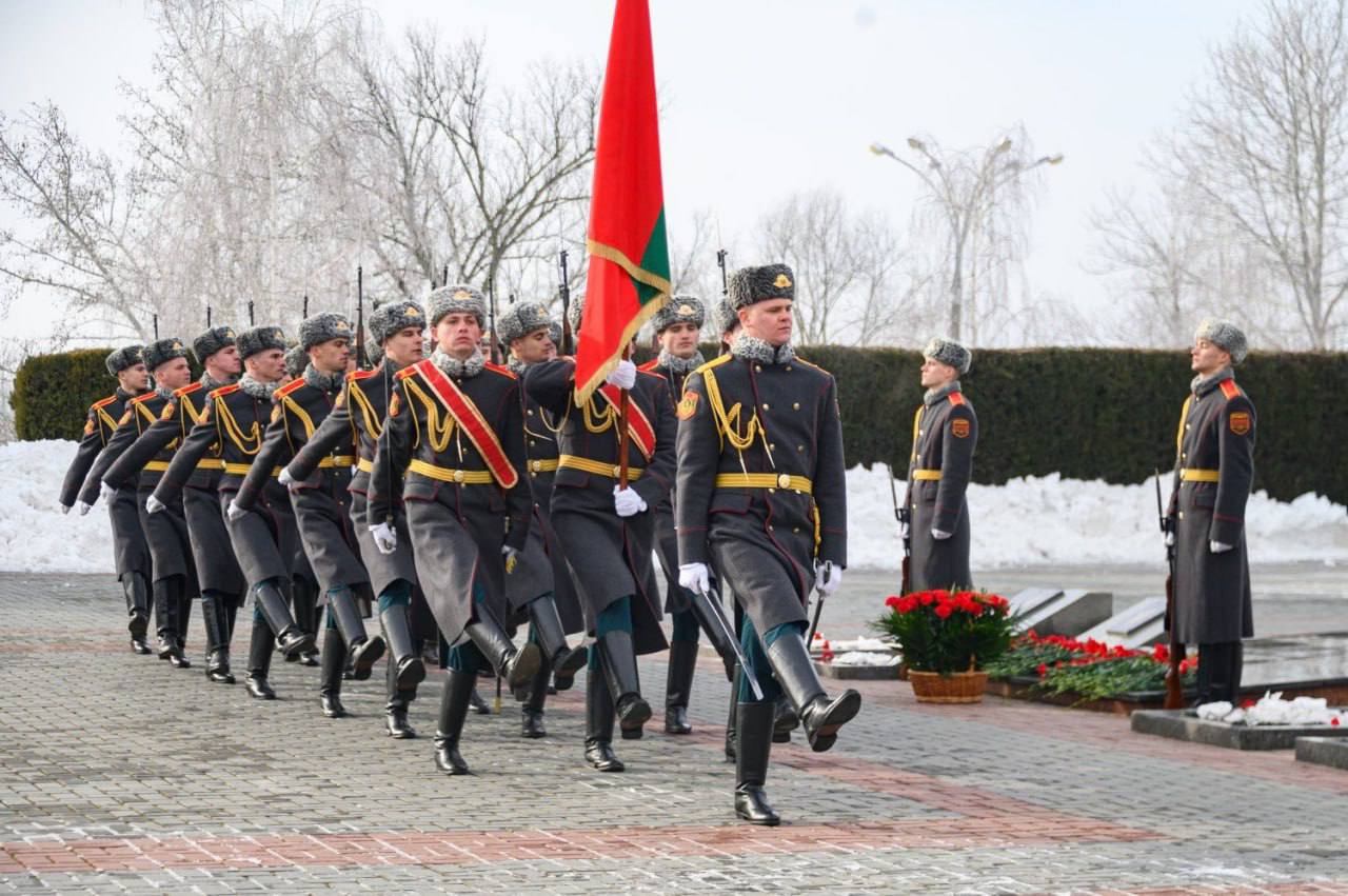 Событие дня. Церемония возложения цветов к Вечному огню, могильным плитам и постаментам памятников на столичном Мемориале Славы Событие дня. Церемония возложения цветов к Вечному огню, могильным плитам и постаментам памятников на столичном Мемориале Славы