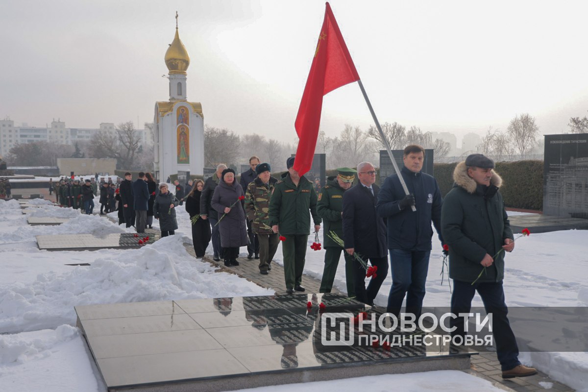 Президент Вадим Красносельский принял участие в церемонии возложения цветов к могилам защитников Отечества на столичном Мемориале Славы Президент Вадим Красносельский принял участие в церемонии возложения цветов к могилам защитников Отечества на столичном Мемориале Славы