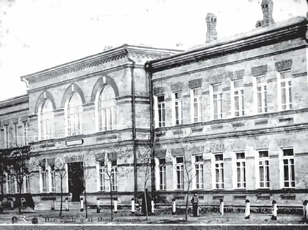 Столичной гимназии исполнилось 133 года - в 1893 она называлась женской гимназией