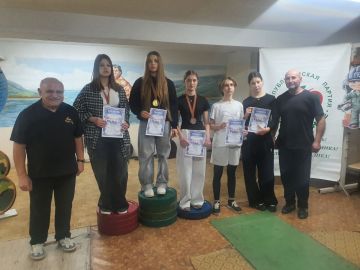 Сила в каждом движении. Воспитанники отделения пауэрлифтинга бендерской СДЮСШОР гребли заняли три призовых места на турнире по жиму штанги лёжа