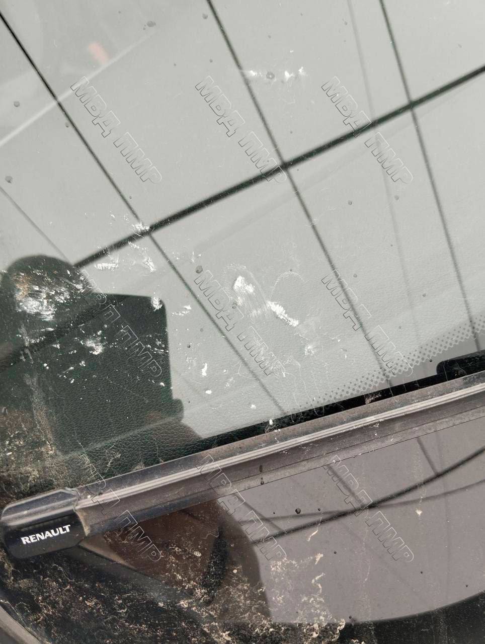 В Рыбнице кусок бетона с моста упал на проезжающую внизу машину В Рыбнице кусок бетона с моста упал на проезжающую внизу машину