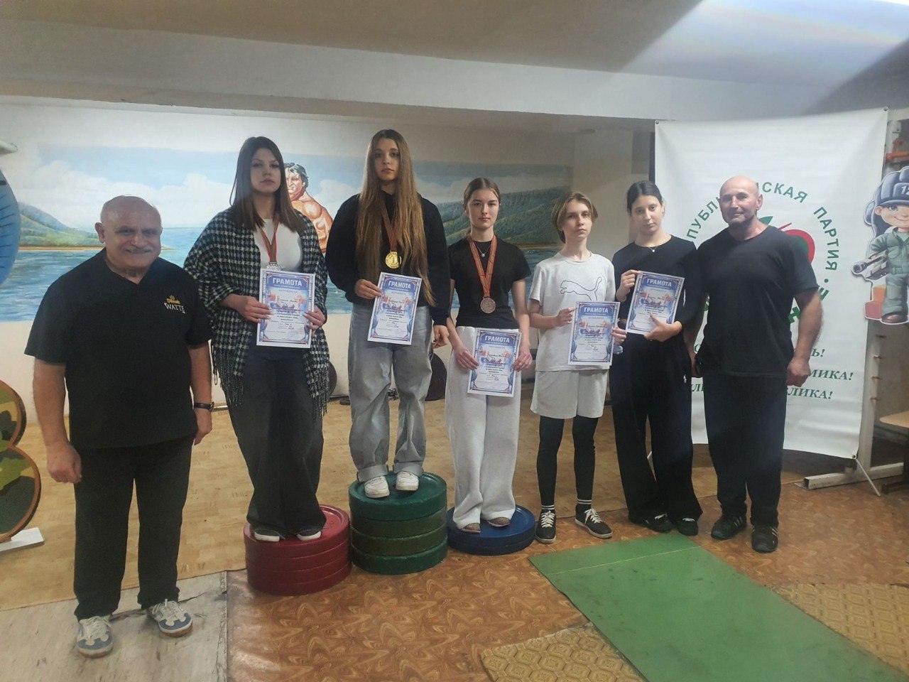 Сила в каждом движении. Воспитанники отделения пауэрлифтинга бендерской СДЮСШОР гребли заняли три призовых места на турнире по жиму штанги лёжа