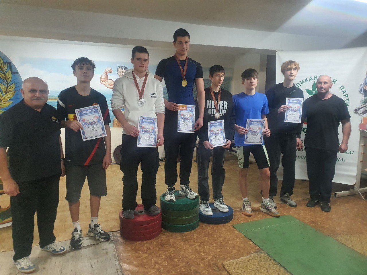 Сила в каждом движении. Воспитанники отделения пауэрлифтинга бендерской СДЮСШОР гребли заняли три призовых места на турнире по жиму штанги лёжа Сила в каждом движении. Воспитанники отделения пауэрлифтинга бендерской СДЮСШОР гребли заняли три призовых места на турнире по жиму штанги лёжа